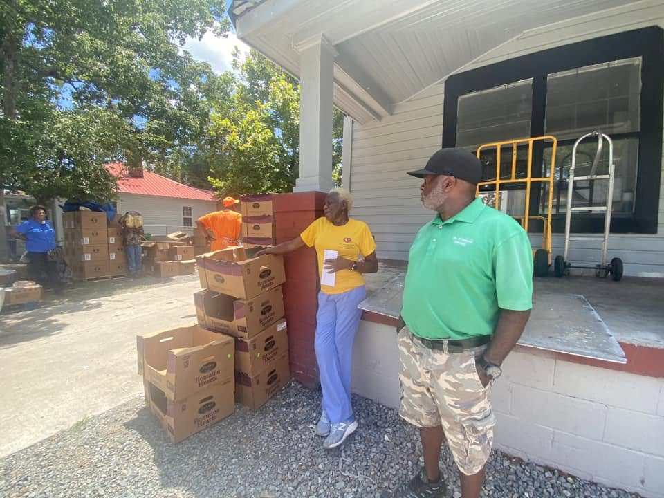 Volunteers distributing food